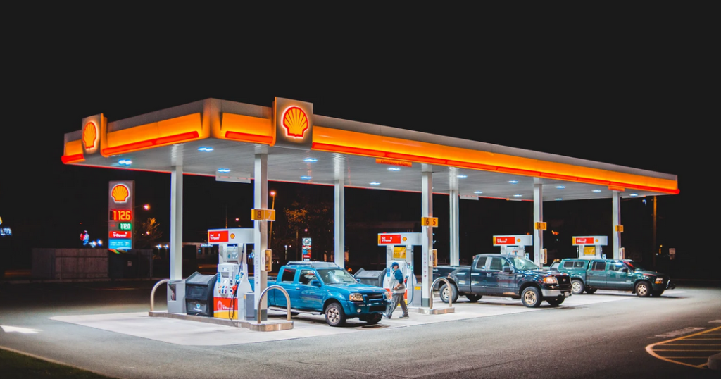 ガソリンスタンドでガソリンの給油